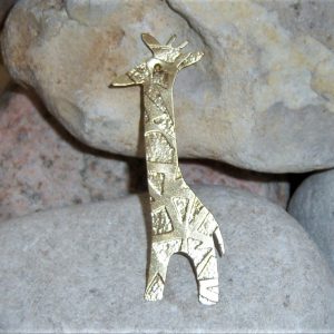 GIRAFFE BROOCH IN ETCHED BRASS